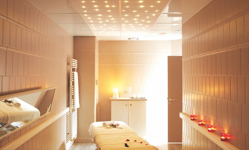 Image 10: Haute Normandie : Chambre double avec accès spa, jetons et dîner