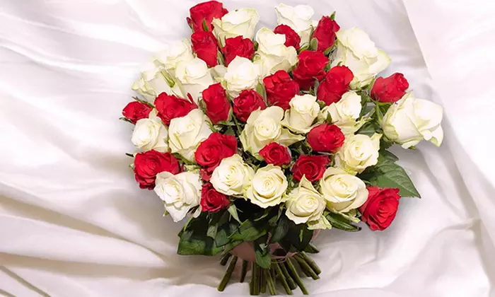 Un bouquet "Love Me" de 30 tiges sur le site Kokomo (50% de remise) - Primary Image