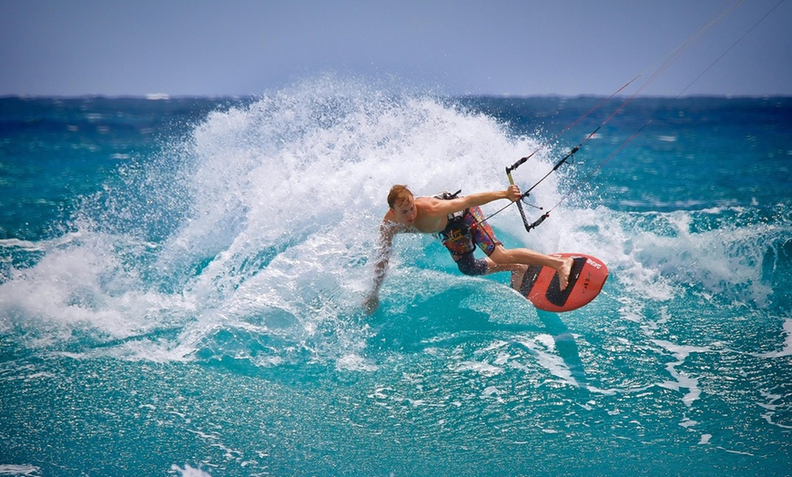 Image 2: ¡Surca las olas con estilo! Curso privado de iniciación al kitesurf