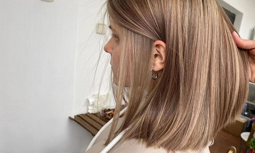 Image 2: Forfait coiffure, mèches ou lissage en option