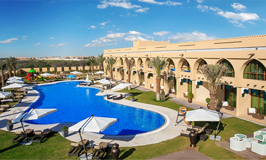 Image 1: Abu Dhabi: 4* Stay with Activities 