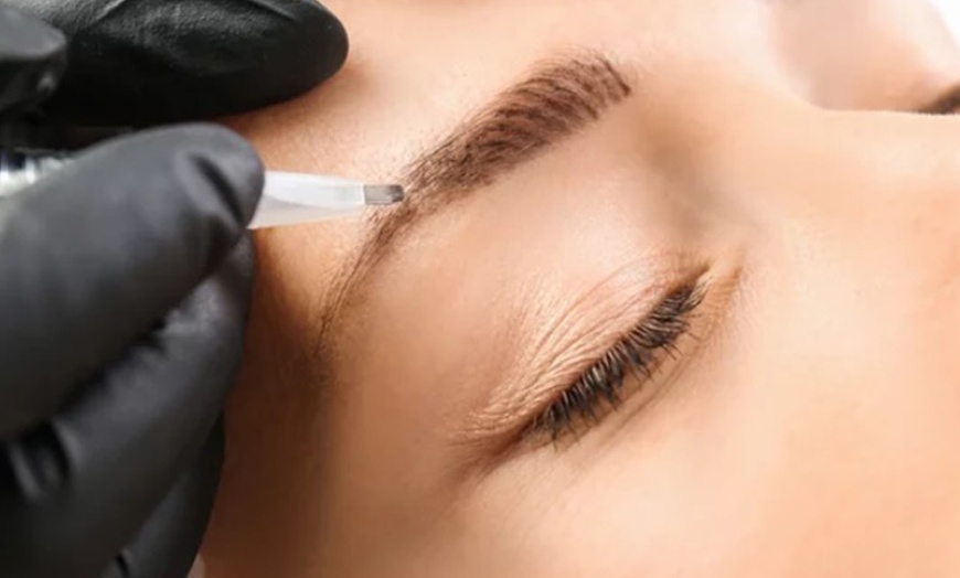 Image 5: Cejas definidas con micropigmentación o microblading de cejas y diseño