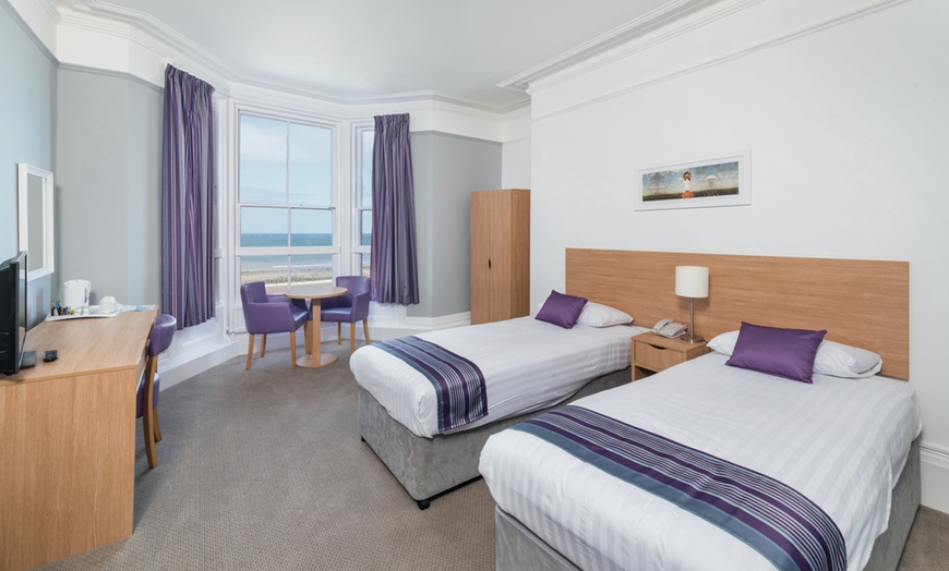 Image 3: Llandudno: Double Room with Breakfast