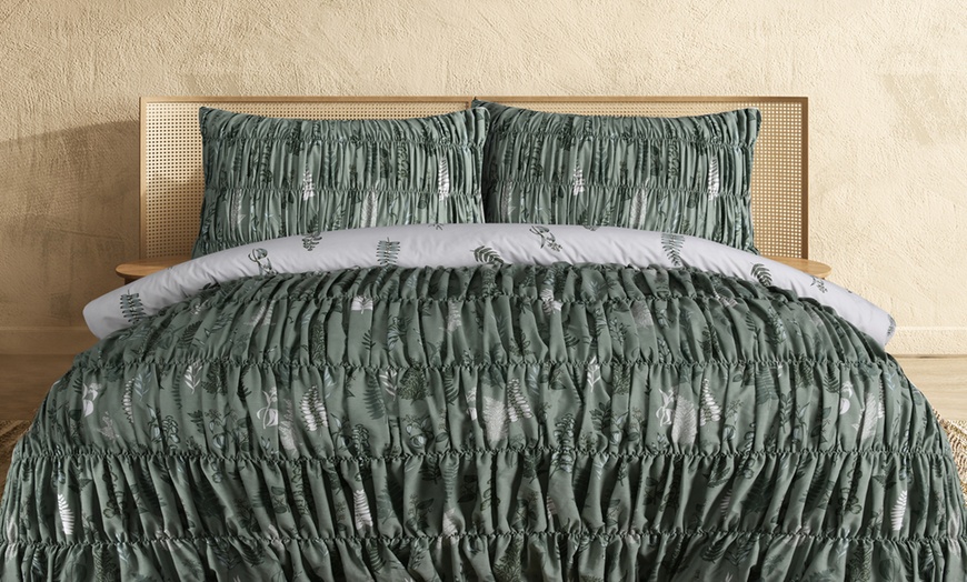 Image 1: Reversible Polycotton Fern Rouched Duvet Set