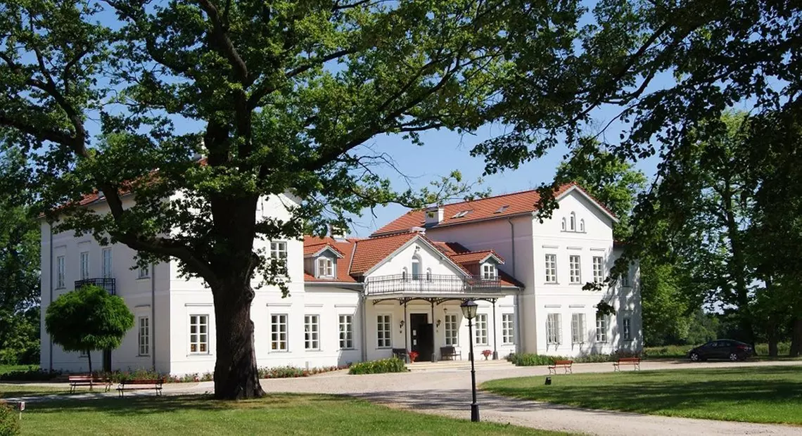 Mazowsze: 2-6 dni dla 2 osób ze śniadaniami lub wyżywieniem, dostęp do sauny, jacuzzi i więcej w Pałacu Łochów - Primary Image