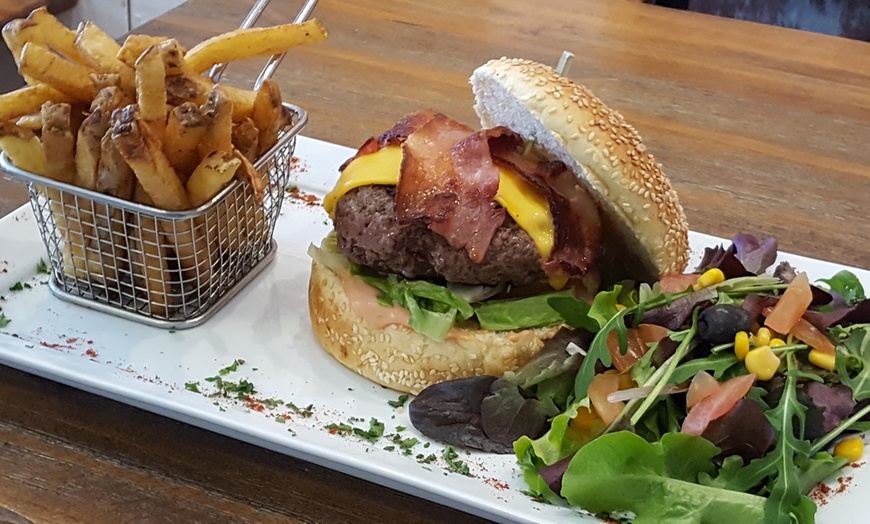 Image 6: Un hamburger à la française en duo