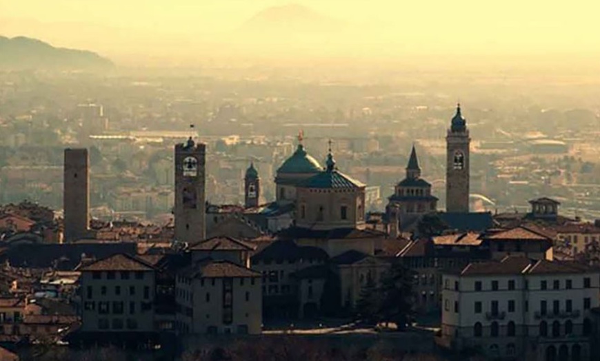 Image 8: Lanci in teleferica sulle mura di Bergamo Alta 