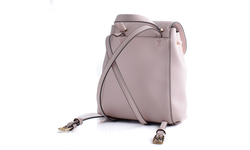 Image 13: Bolso o mochila de piel, de Michael Kors