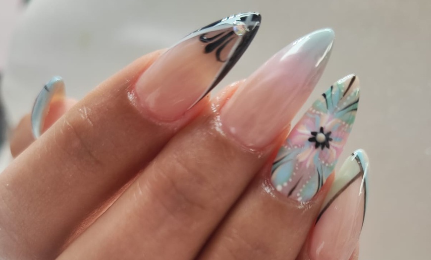 Image 1: Primera puesta de uñas con gel o acrílico talla S-M y esmaltado