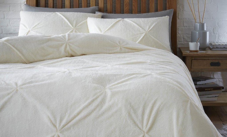 Image 19: Pintuck Teddy Fleece Duvet Set