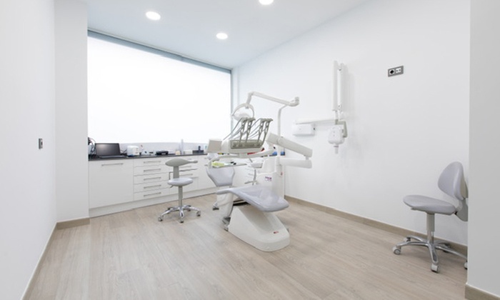 Limpieza bucal con revisión, radiografía y opción a curetaje en Dentclinic Palma (hasta 80% de descuento)