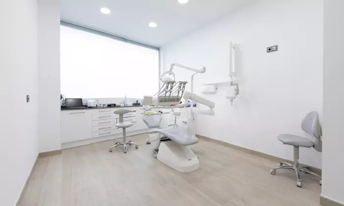 Limpieza bucal con revisión, radiografía y opción a curetaje en Dentclinic Palma (hasta 80% de descuento)