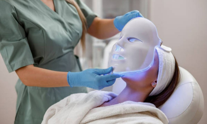 Image 1: Renueva tu piel con un tratamiento hydrafacial con extras a elegir