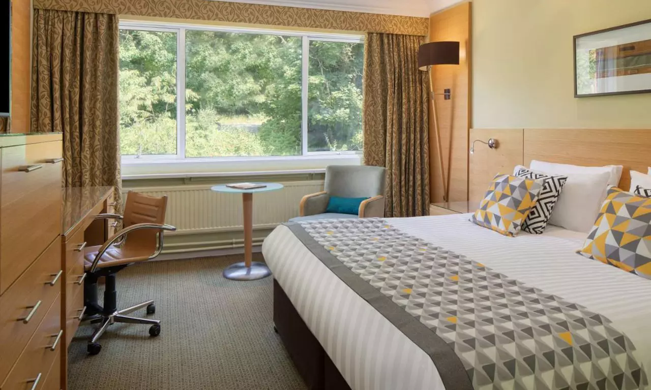 4* Warwickshire: Standard or Executive Double Room Stay with Breakfast