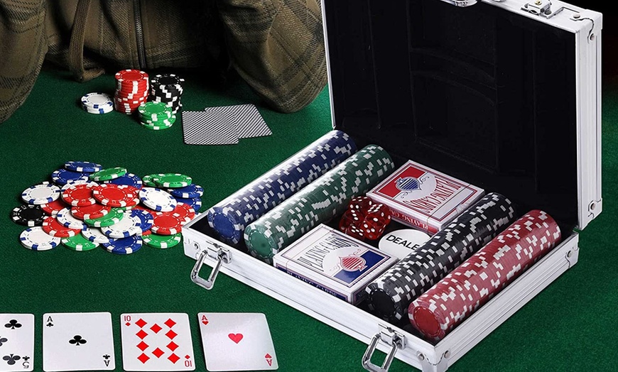 Image 16: Tappeto copritavolo, distributore automatico di carte e set da poker