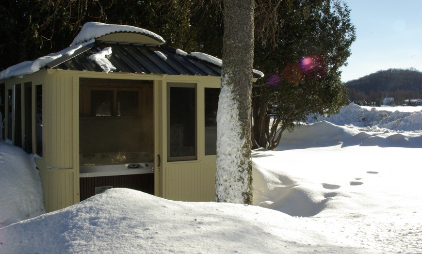 Image 4: Cottage and Private Hot Tub For 6