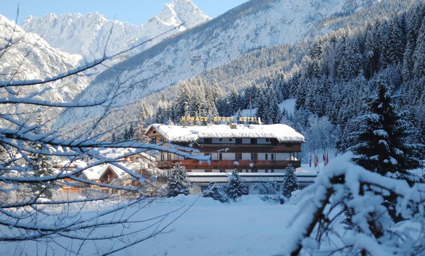 Image 1: Dolomiti: camera con colazione o mezza pensione e piscina