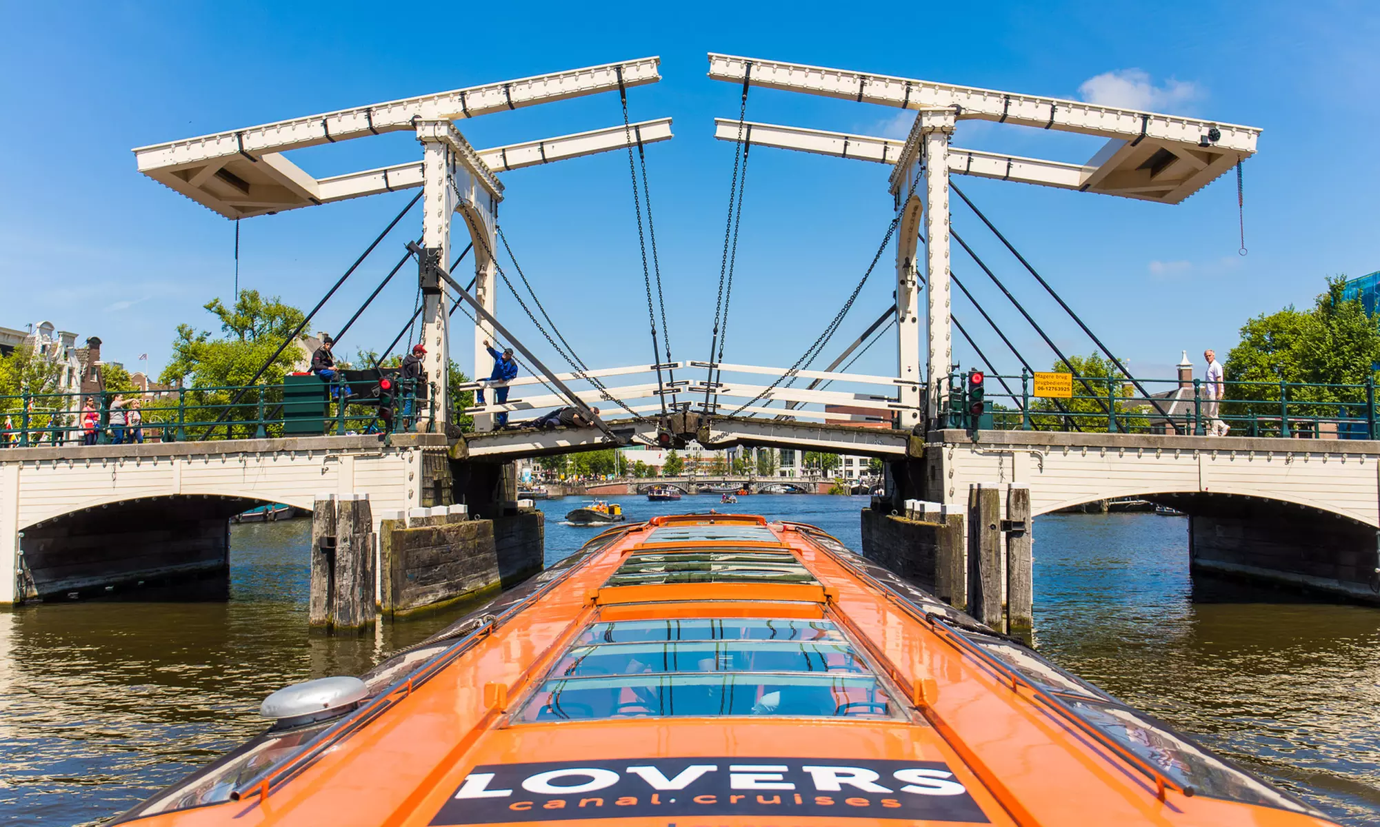 Erkunde tagsüber oder abends die ikonischen Grachten von Amsterdam