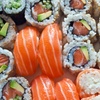 Image 2: Menú de sushi para 2 o 4