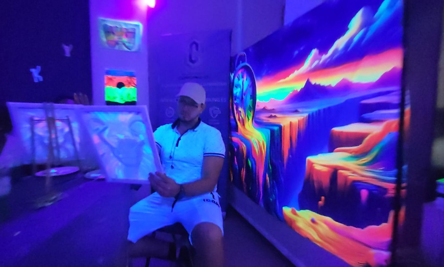 Image 17: Experiencia creativa de arte, neón y barra libre de vino para 1 o 2