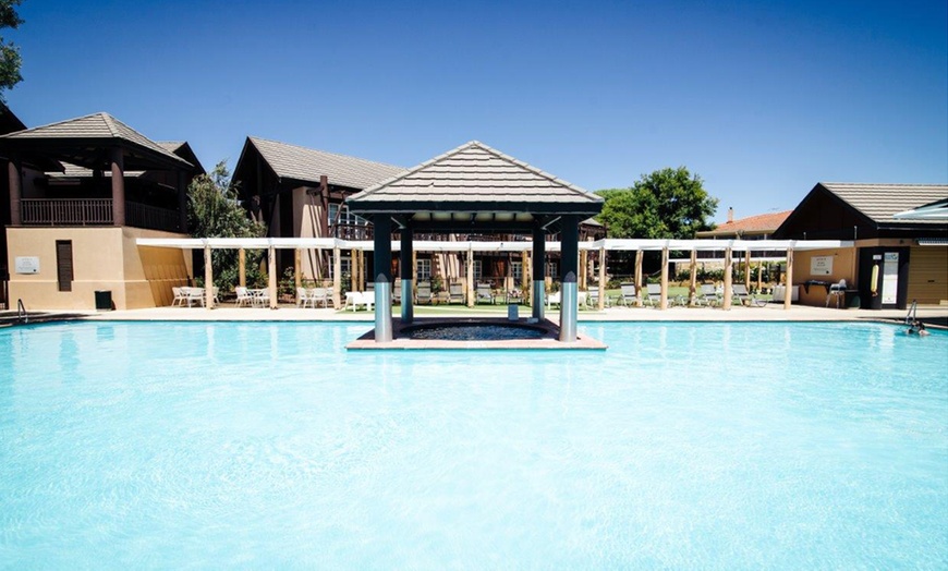 Image 2: NEW! Novotel Swan Valley Vines Resort: Resort King Room