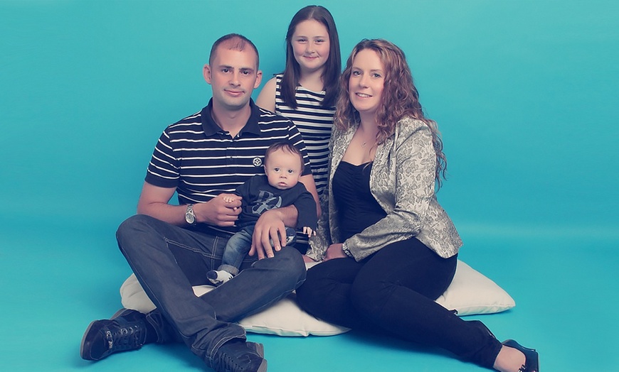 Image 4: Family Photoshoot With Prints