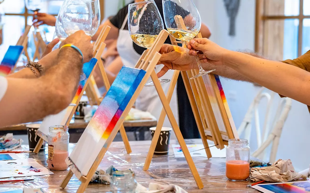 Taller de pintura introspectiva con vino para hasta 4 personas