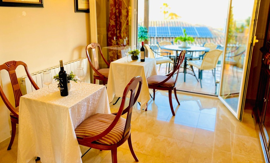 Image 4: ¡Saborea un menú de platos tradicionales con vistas a toda Granada!