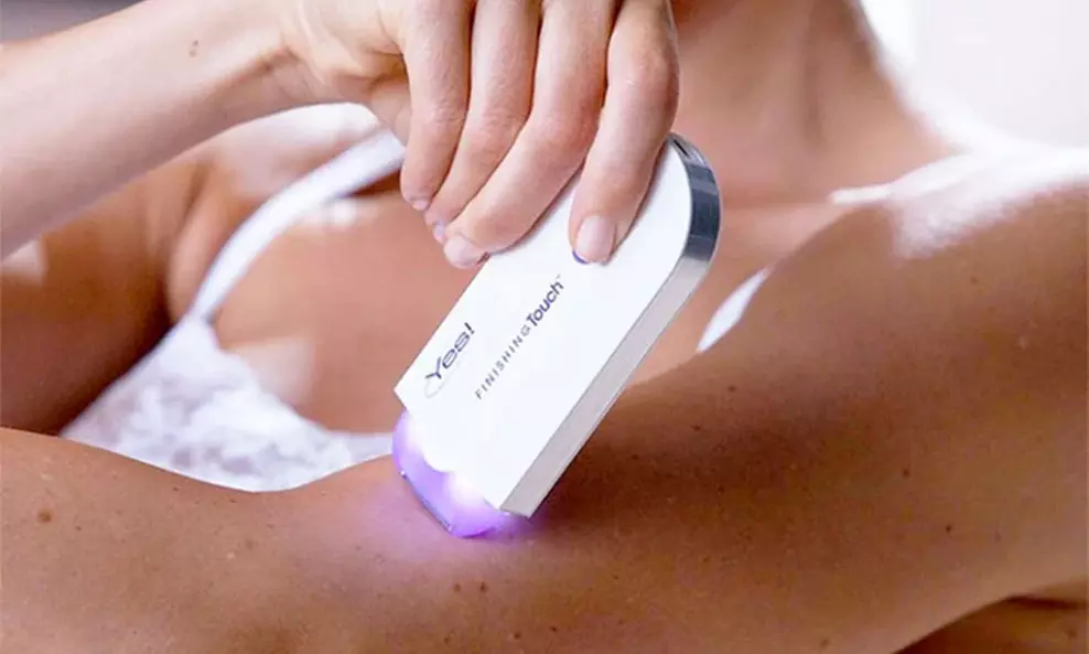 Wiederaufladbarer elektrischer Epilierer mit LED-Licht und austauschbaren Köpfen - Primary Image