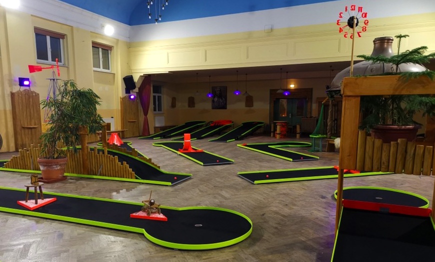 Image 2: Indoor Minigolferlebnis für 2 bis 6 Personen