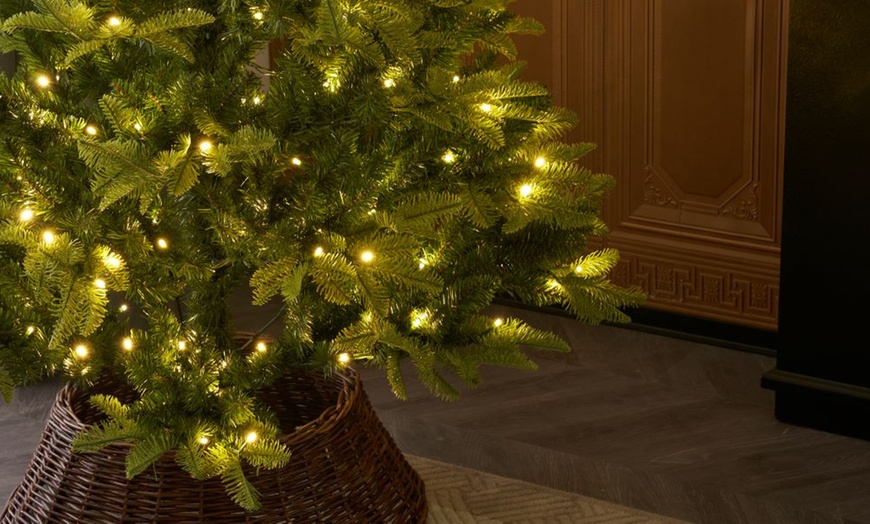 Image 22: Pre-Lit Christmas Tree