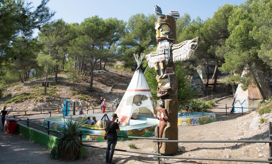 Image 5: Entrée au Magic Park Land en famille