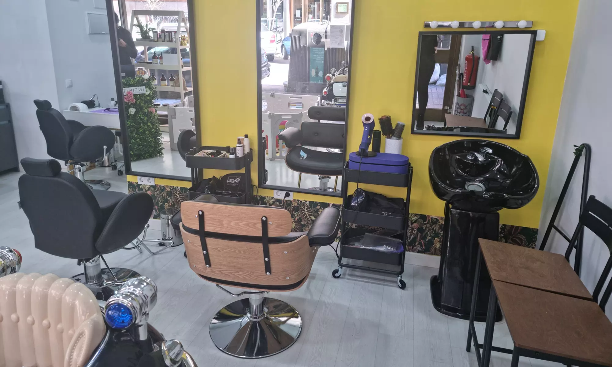 Corte, hidratación y opción a color en peluquería para toda la familia