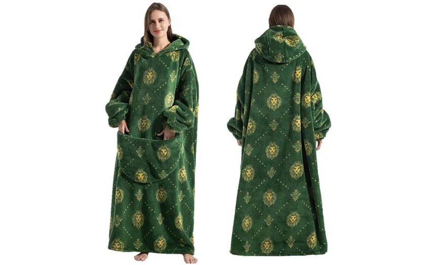 Image 7: Oversized Hoodie Wearable Comfortable Blankets