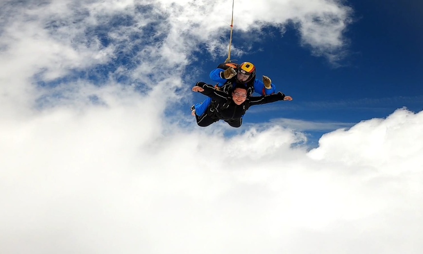 Image 5: ¡A volar! Salto tándem en paracaídas desde 4500 metros para 1 persona