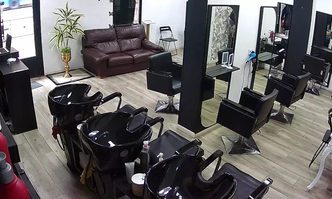 Sesión de peluquería con corte, tratamiento y tinte en Virginia Arias