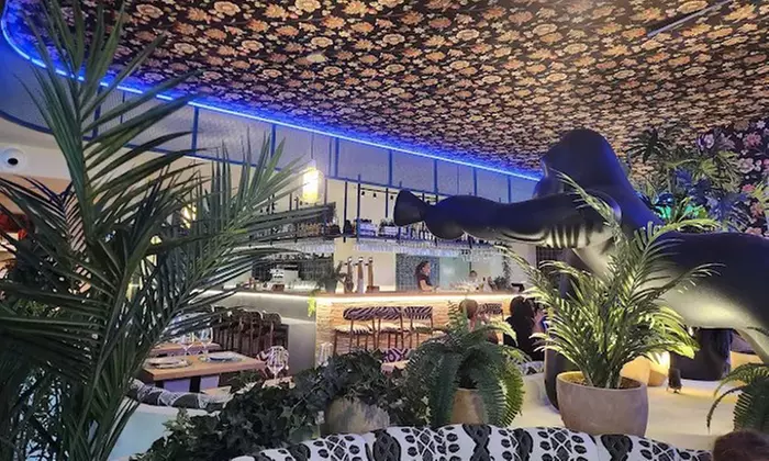 Menú fusión para 2 o 4 personas con postre y opción a botella de vino