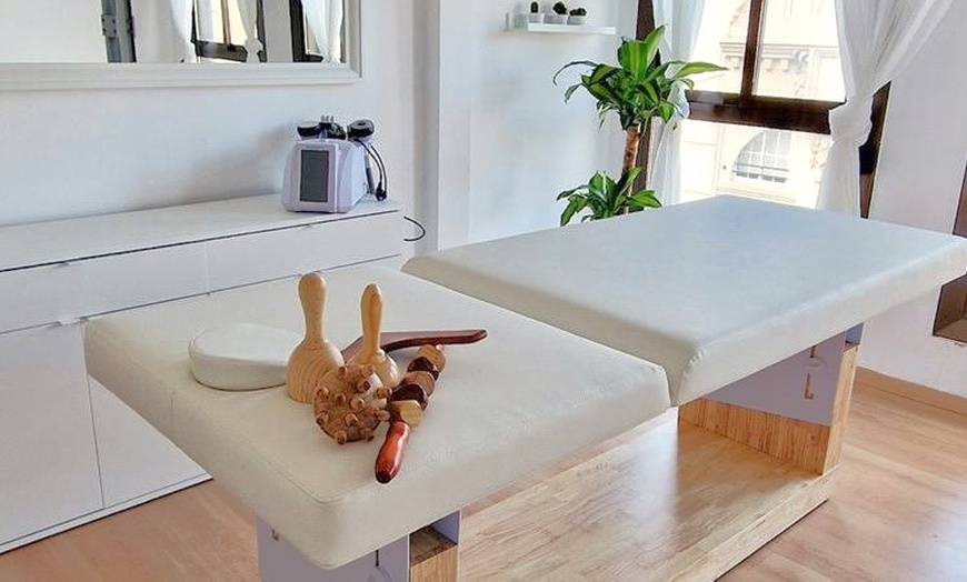 Image 3: Masaje relajante o drenaje linfático con maderoterapia para 1 persona