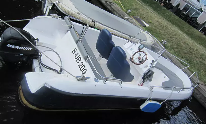 2-6 Std. Miete: Führerscheinfreies Motorboot für bis zu 6 Personen