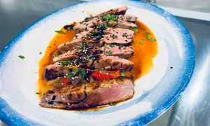 ¡Menudo pintón! Menú El Salitre para 2 personas con opción prémium a botella de vino, ahorra hasta un 42%