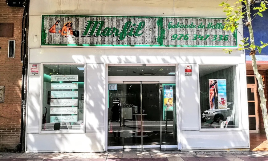 Image 2: Sesión de lifting y tinte de pestañas con diseño y depilación de cejas