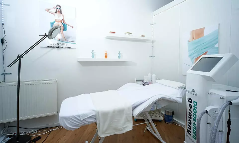 Ga voor een nieuwe coupe met een knipbeurt en verzorgingsbehandeling