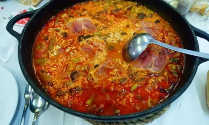 Menú mediterráneo con entrante, principal, postre y bebida para 2 o 4