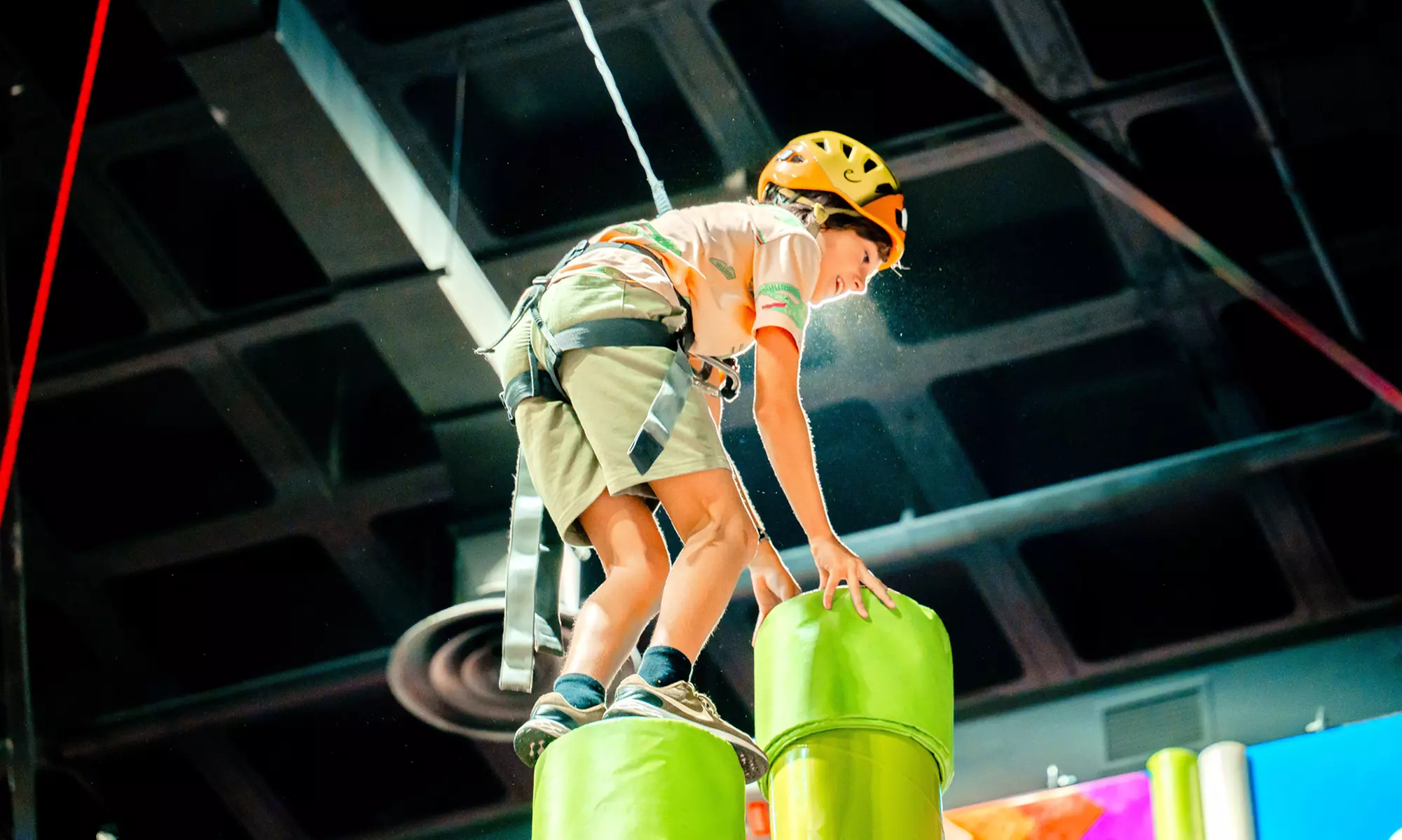 Acceso de 1 h a camas elásticas o escalada lúdica en C.C. Thader