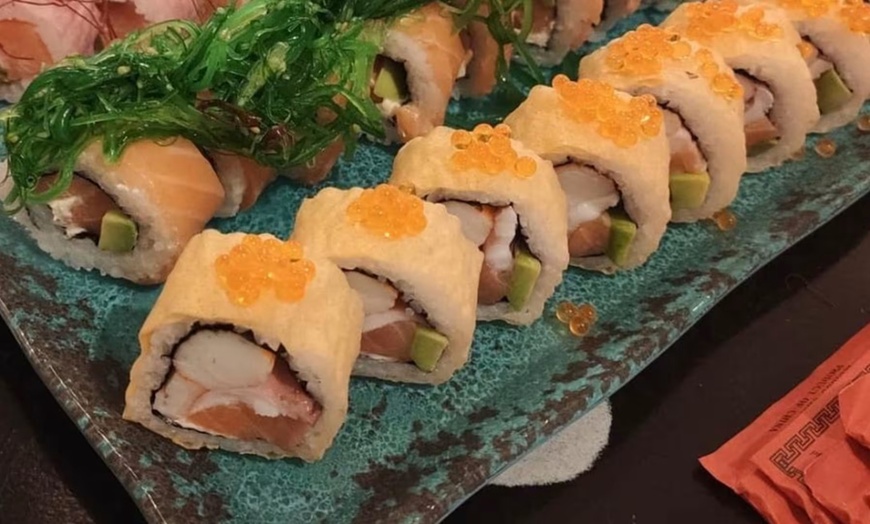 Image 9: De Sevilla a Japón en un pispás: menú de sushi para 2 o 4 personas