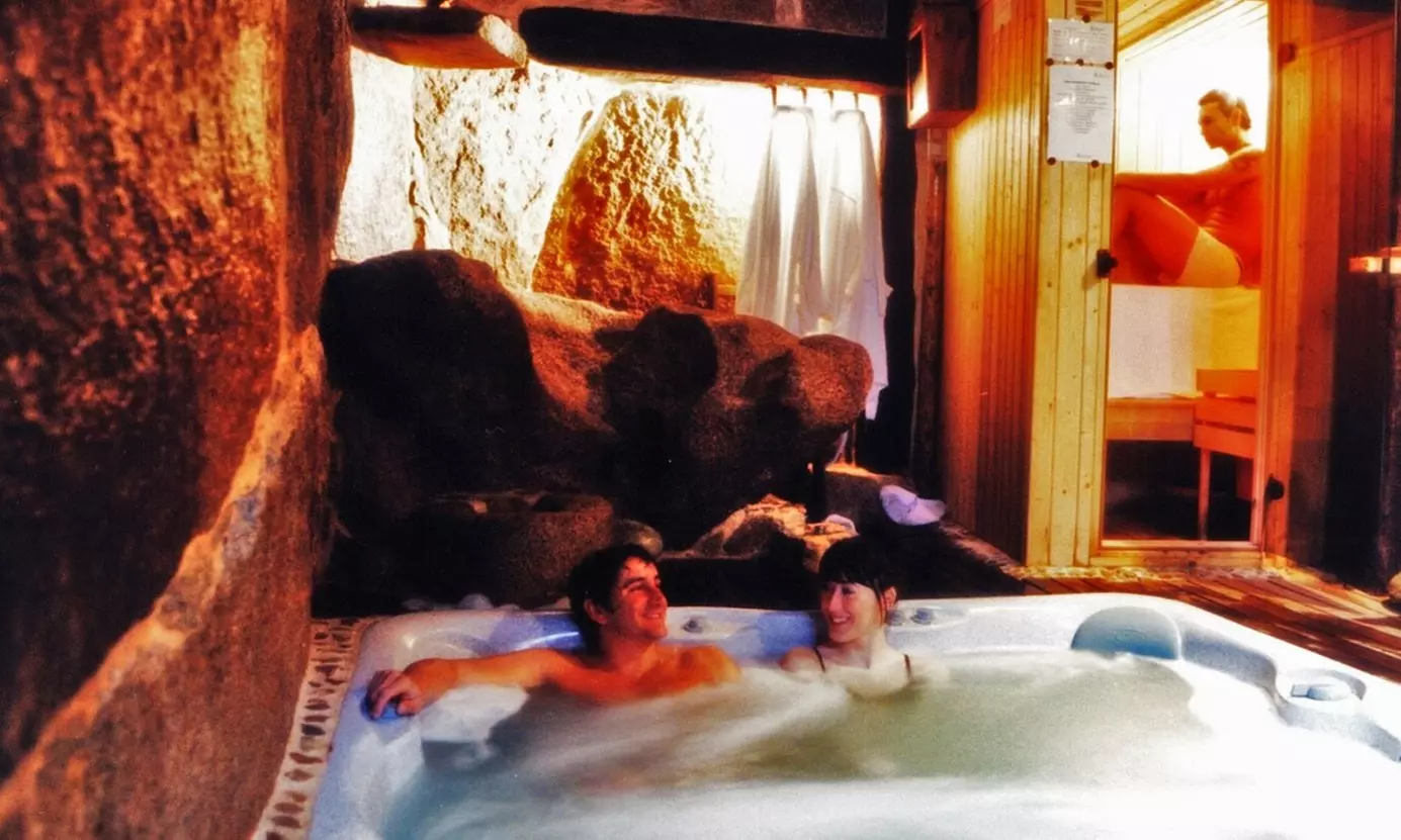 Sesión de spa en cueva termal con botella de cava en Orgullo Rural