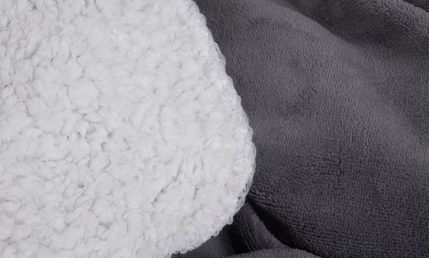 Image 4: Plain Reversible Sherpa Throw
