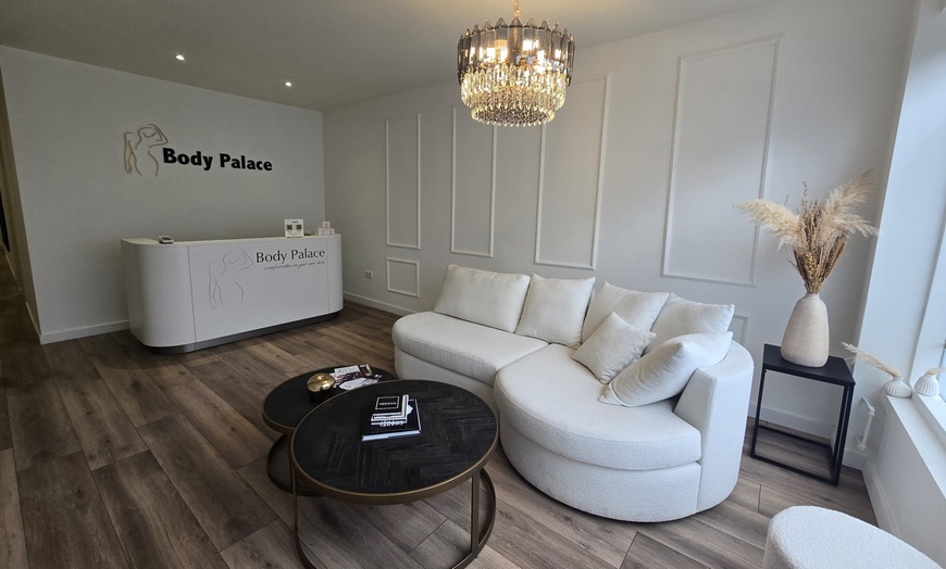 Image 1: Brazilian Wax met huidanalyse en nazorg voor een zijdezachte huid