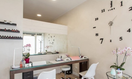 Una o 3 manicure con smalto classico o semipermanente al centro Narciso (sconto fino a 61%)