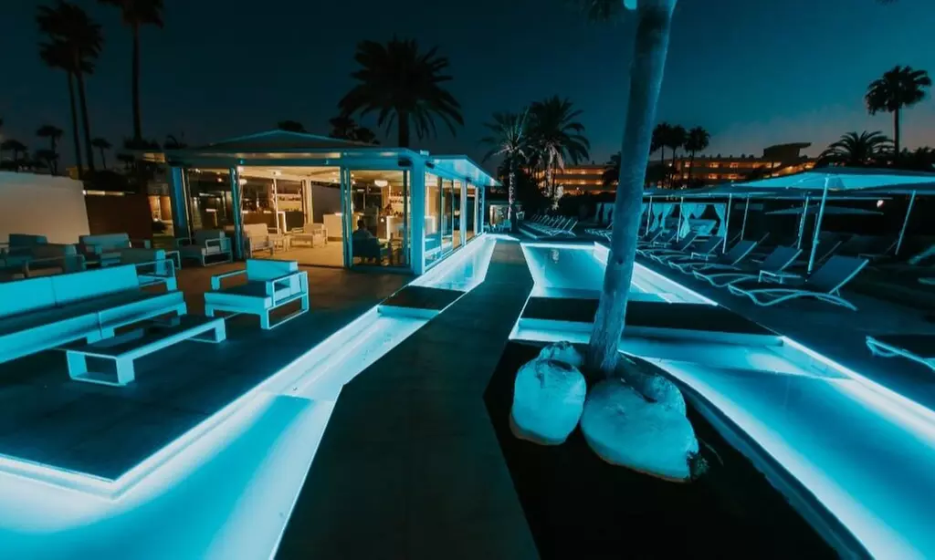 ¡Día de piscina con hamacas y cócteles!